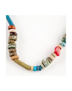 Farbenfrohes langes Kollier aus ägyptischen Perlen und Amuletten
