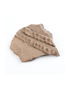 Neolithische Scherbe mit Fingertupfenband