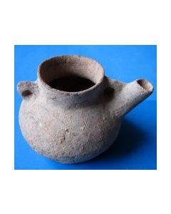 Bronzezeitliche Teekanne&#044; Kugelform