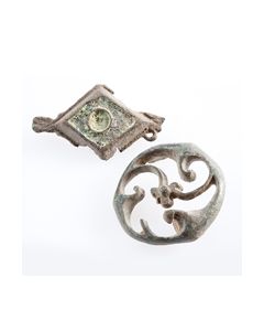Brosche und emaillierter Deckel einer Siegelbox