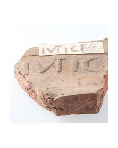 Fragment einer römischen Platte mit Stempel IVTICE...
