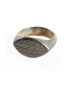 Fingerring aus Bronze mit dekorierter Stempelplatte