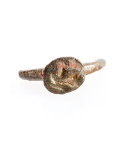 Fragment eines Fingerringes: Stempelplatte mit Helmintaglio