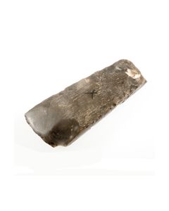 Neolithischer Beilkopf aus dunklem Flint