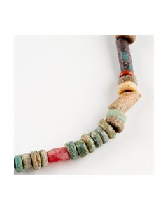 Farbenfrohes langes Kollier aus ägyptischen Perlen und Amuletten