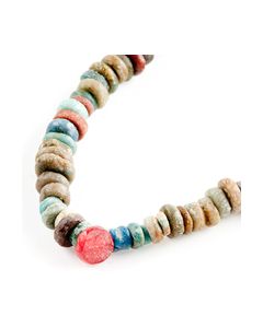 Farbenfrohes langes Kollier aus ägyptischen Perlen und Amuletten