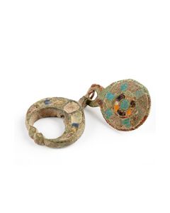 Anhänger aus Brone mit Emaille-Einlage