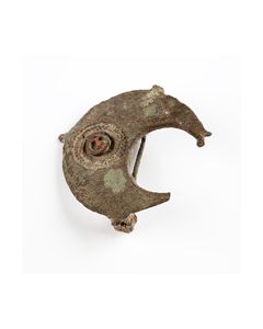 Bronzefibel in Halbmondform&#044; kunstvoll