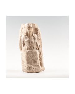 Isisstatue sitzend