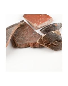 Scherben von Terra Sigillata-Gefäßen&#044; verziert und glatt&#044; ein Gefäßboden gestempelt