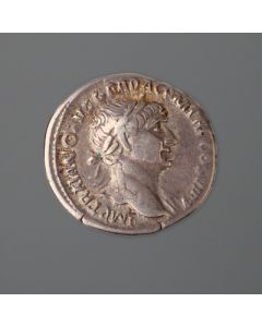 Fast vorzüglich erhaltener Denar des Trajan