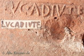 Fragment eines römischen Ziegelsteins mit Stempel LVC ADIVTE