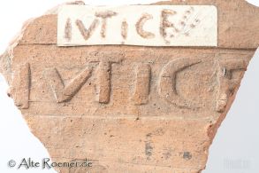 Fragment einer römischen Platte mit Stempel IVTICE...