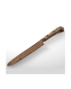Neuzeitliches Messer aus Eisen mit Beingriff